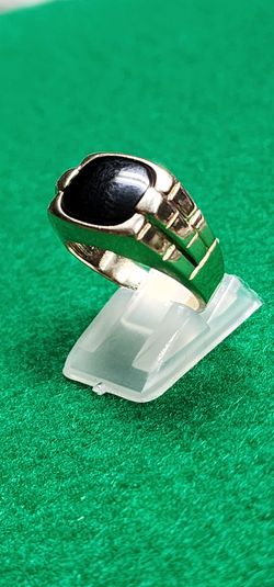 10 Kt Gold Onyx Ring Sz 8 1/2.      5.2 Grams