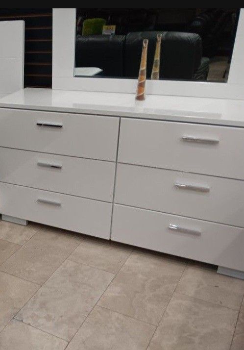 *Weekend Special!!!*---Charming Renaissance Dresser/Mirror Sets---Limited Stock!!!---Delivery Available😉