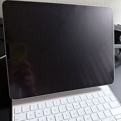 iPad Pro M1 12.9” 128 GB + Magic Keyboard