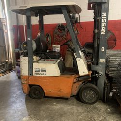 35 Nissan warehouse forklift 