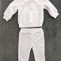Calvin Klein 2 Piece Baby Girl Fuzzy Sweatsuit Size 12 Months