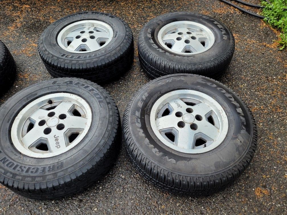 Jeep Wheels And Tires 5x114.3 235/75/15 for Sale in WA OfferUp