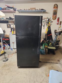 GE Refrigerator – Broken Compressor (Great for parts/repair project)