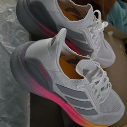 NEW NEVER USED SHOWS ADIDAS WOMEN SIZE 10