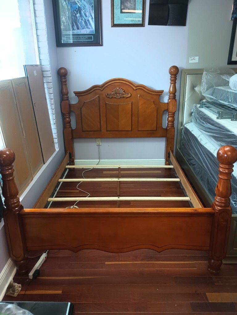 Queen Size Wood Bed
Dimensions
66" x 90" x 62"H