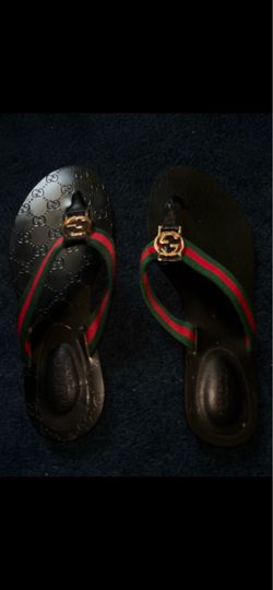 Gucci women's GG thong web sandals in black leather featuring the signature red and green web-stripe
