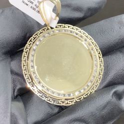 10k Gold Picture Pendant 