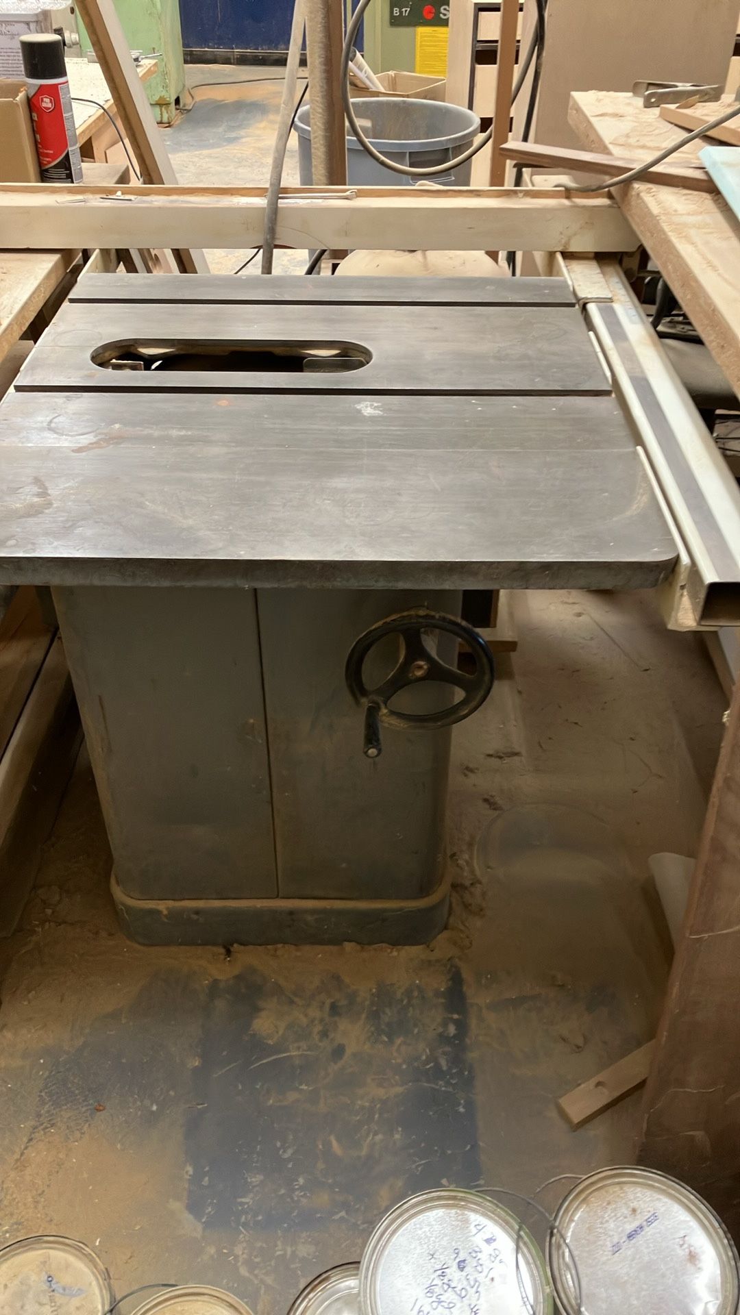SAW TABLE WITH BLADES