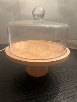 Cake stand with glass lid