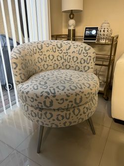 Stylish Accent Chair – Excellent Condition