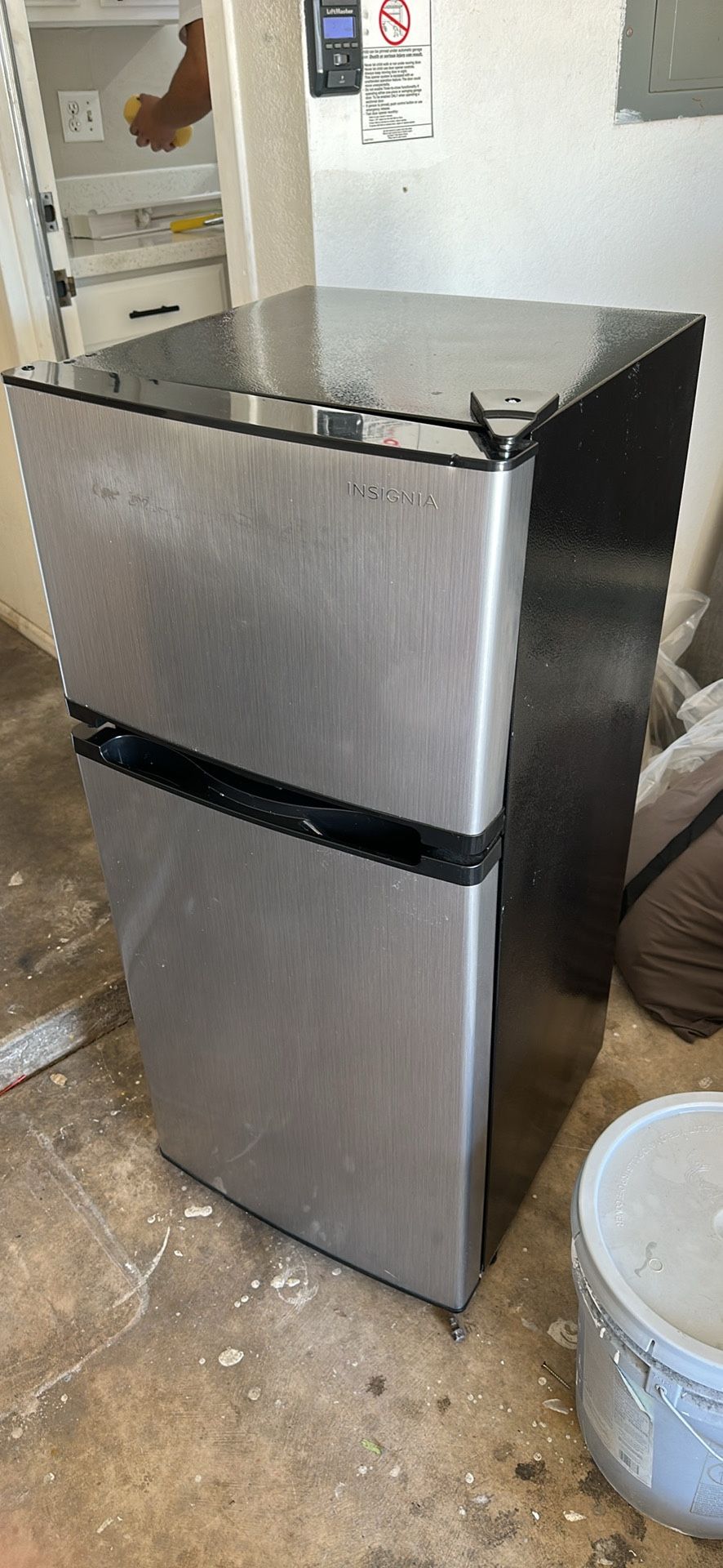 Insignia Mini Fridge/freezer