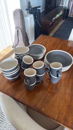 Kitchen plates and bowls set