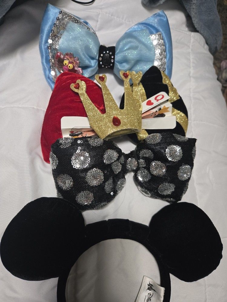Minnie Mouse Ears Plus 3 Bows And 2 Lanyards