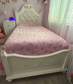 White twin bed