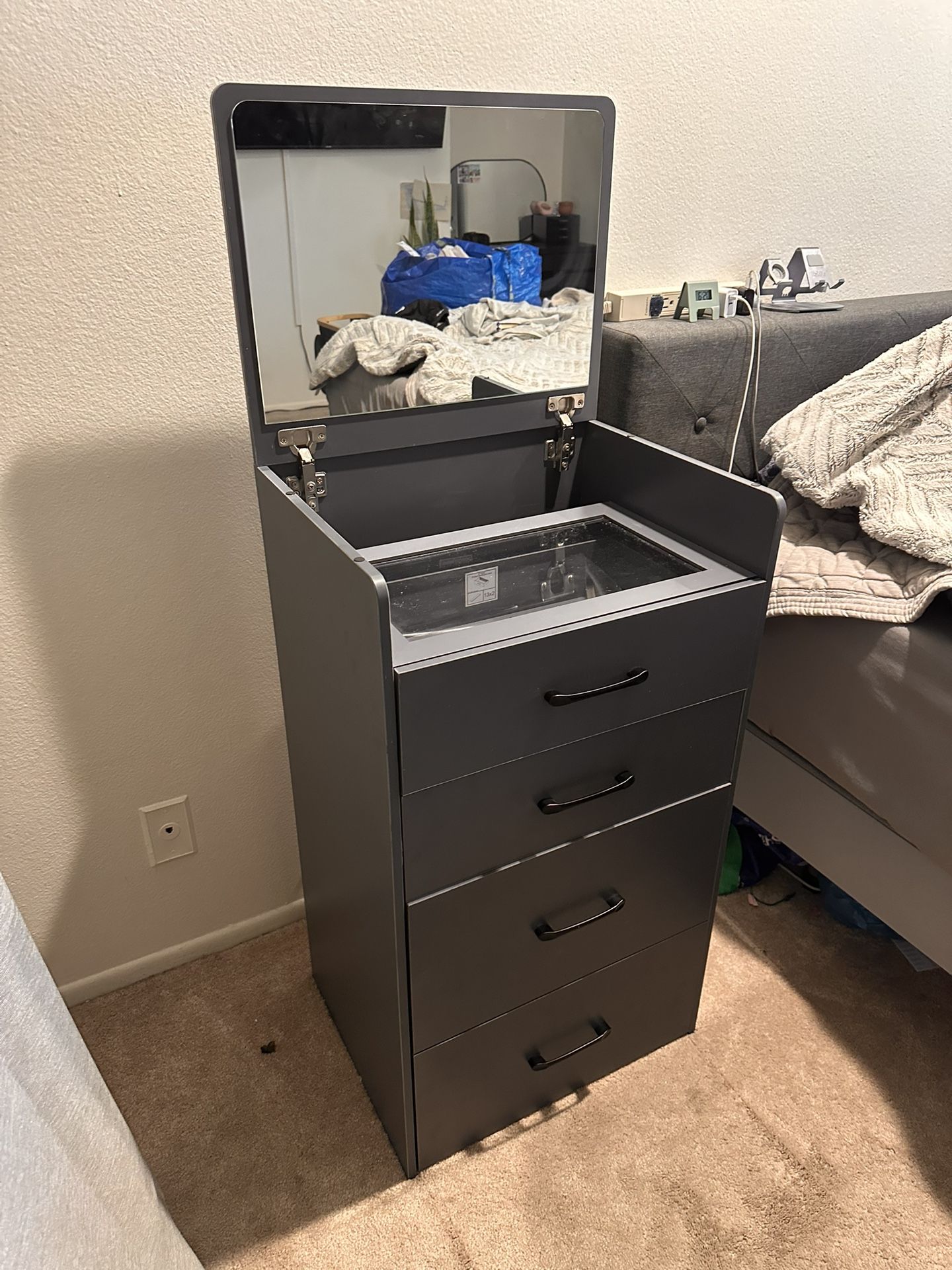 Vanity Minimal w/ Chair