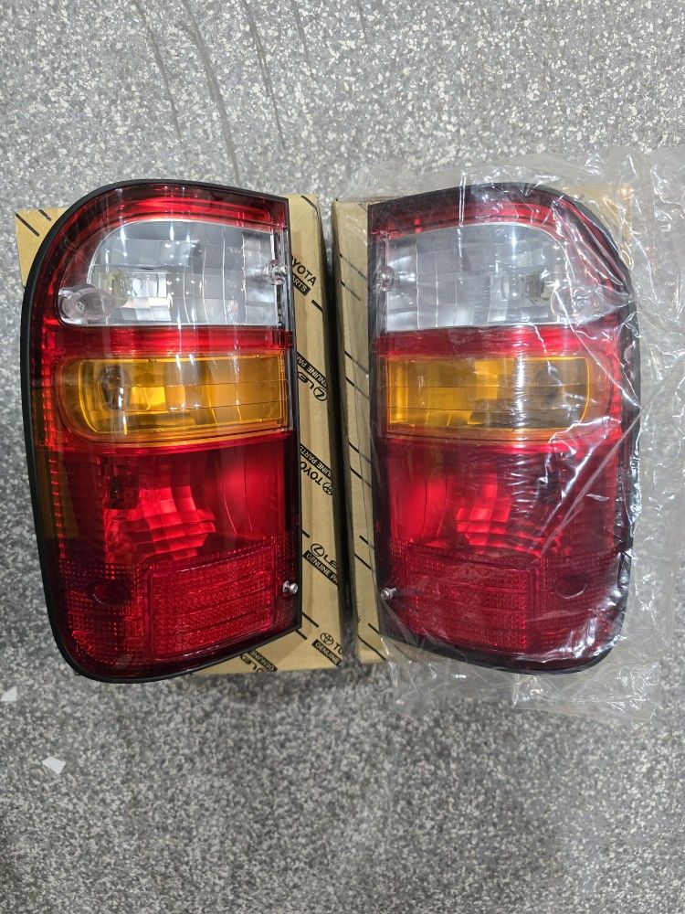 Toyota Hilux Tail Lights – OEM Left & Right Pair / Stop Originales Toyota Hilux – Izquierdo y Derecho