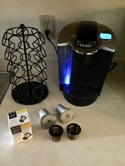 KEURIG COFFEE MAKER WITH IRON CARROUSEL FOR 35 k-CUPS & 3 REUSABLE FILTER WITH CASE/ EXCELLENT CONDITION