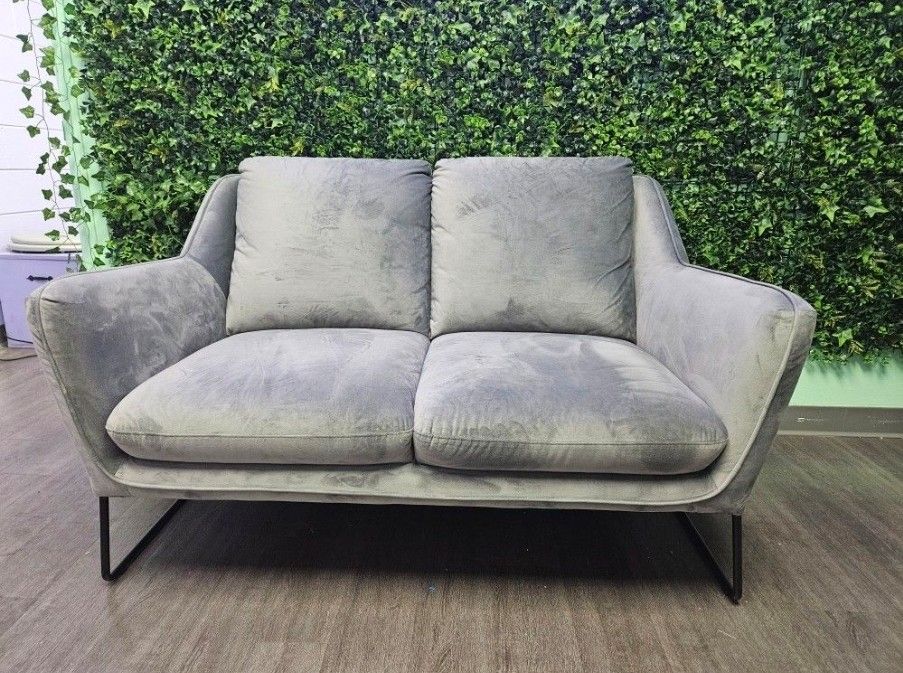 Cute Minimalistic Loveseat