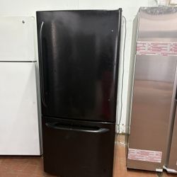 GE 30 inch W black bottom freezer refrigerator/ nevera con congelador abajo