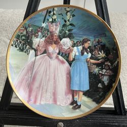 Hamilton Collection Wizard Of Oz “A Glimpse of the Munchkins” Collectors Plate