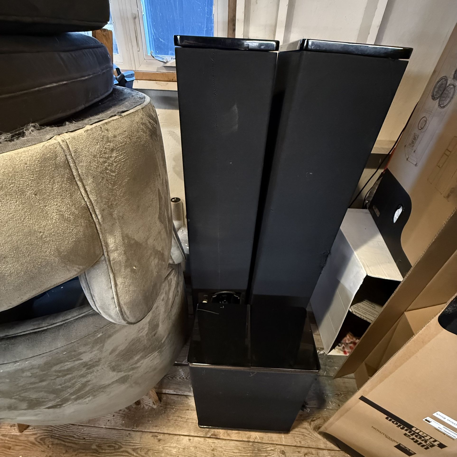 Definitive Technology BP2000 With Matching Center Speaker