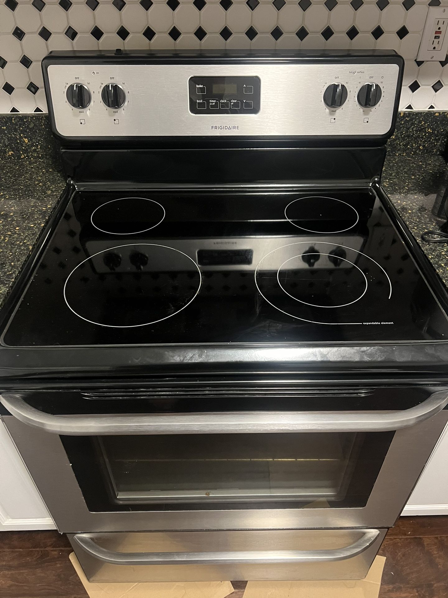 Electric stove/oven - Need Gone by Tomorrow