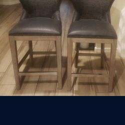 2 bar Stools 24" good condition