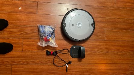 Roomba 676 Vacuum w/ Extra Parts