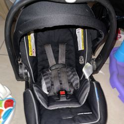 Graco SnugRide SnugFit 35 DLX Infant Car Seat 