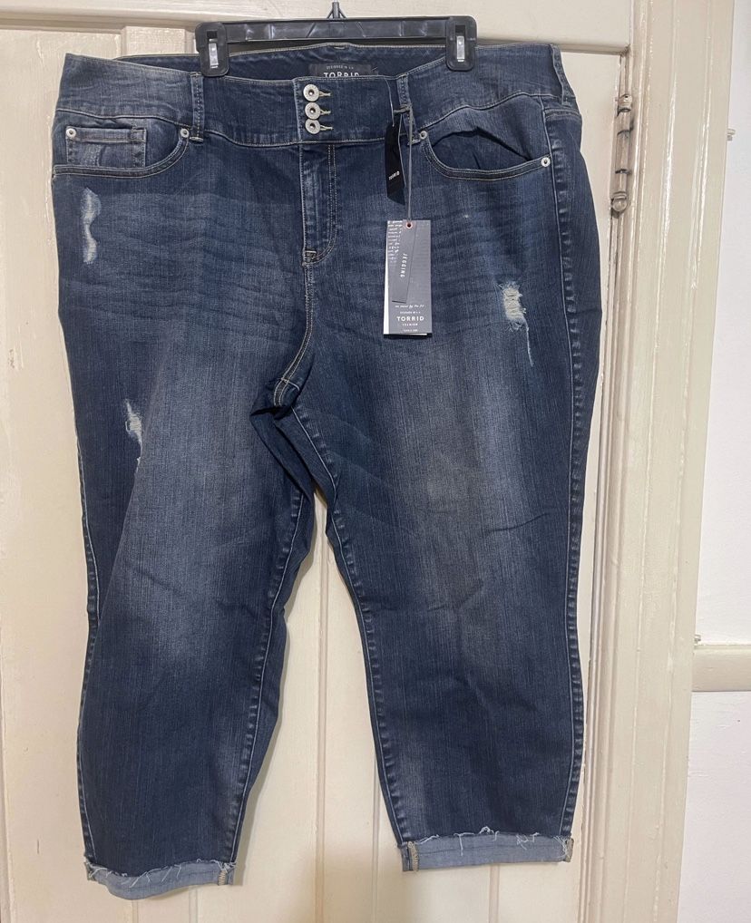 Torrid Premium Women Blue Denim Flat Front Distressed Raw Hem Capri Pants 26 NEW