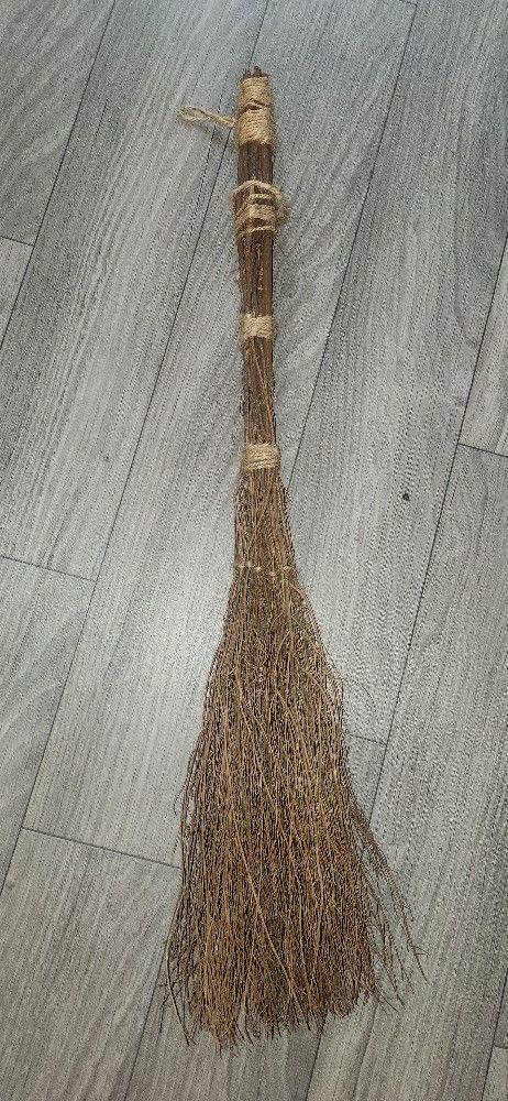Cinnamon Broom 33 Inch