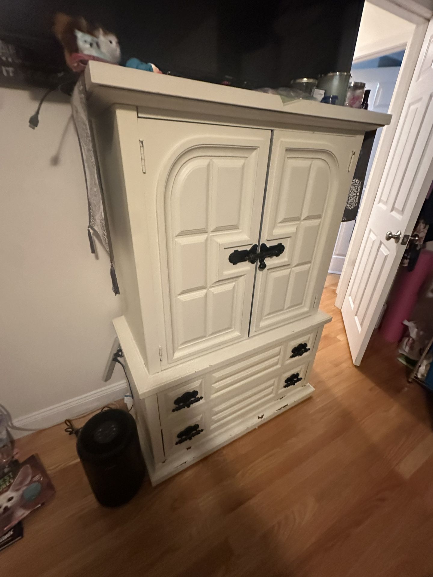 Antique White Bedroom Furniture