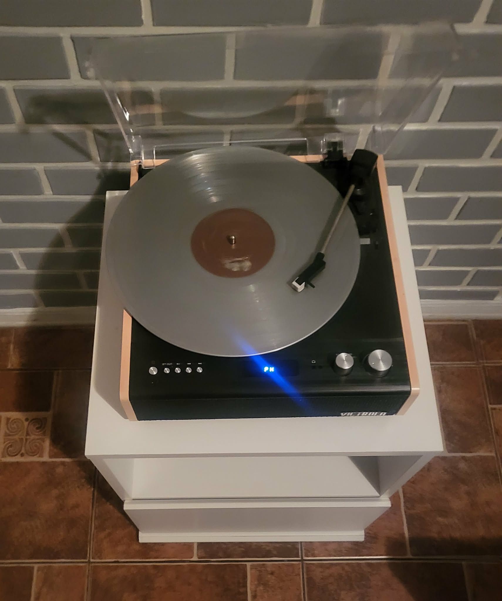 Victrola Player And 8 Vinil