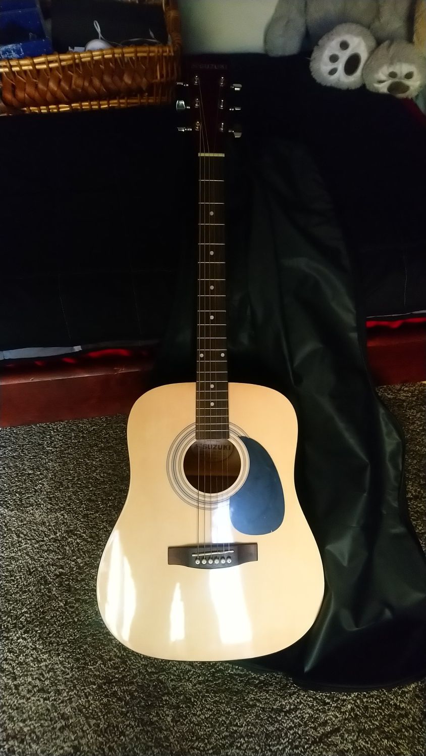 Suzuki guitar. Never used. Perfect for beginners.