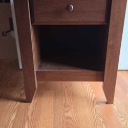 Transitional Wood Side Table – Great Condition