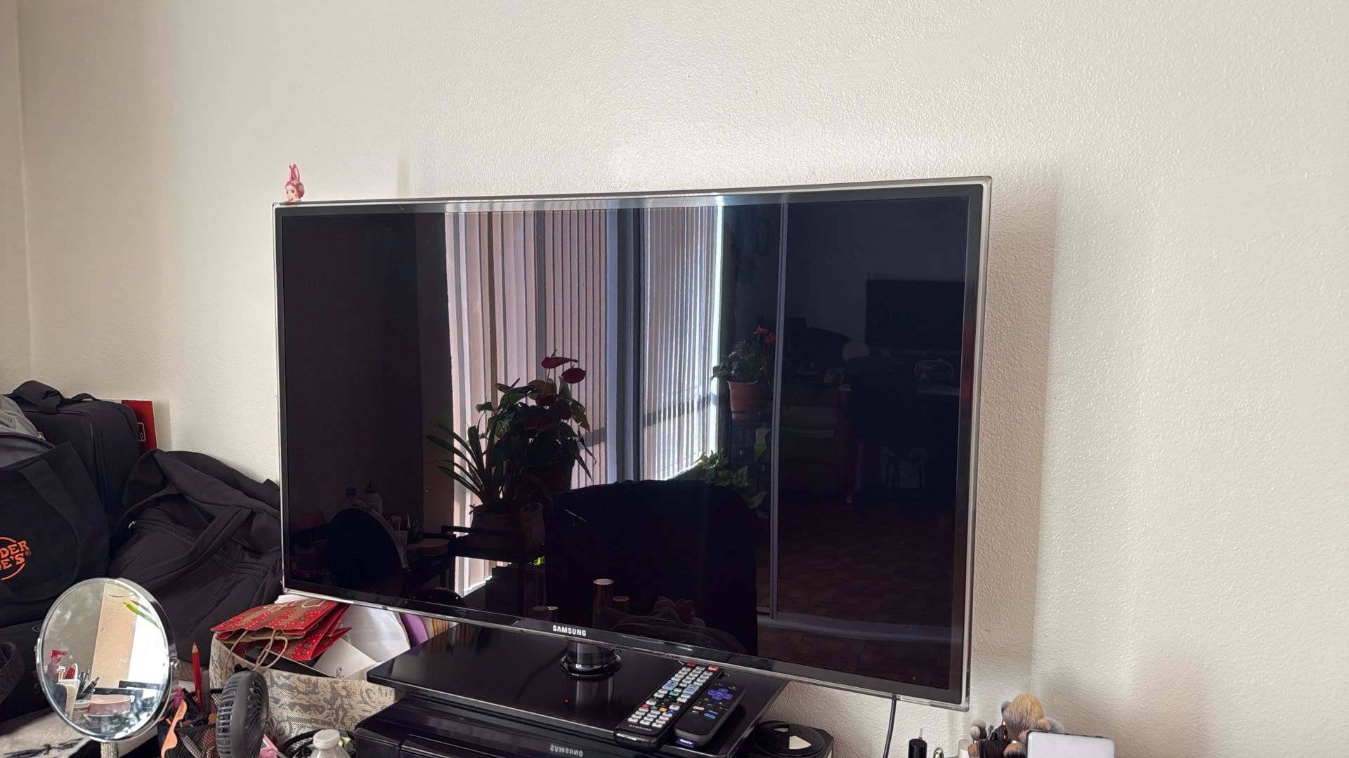 Samsung 40” TV + Roku & Remote 