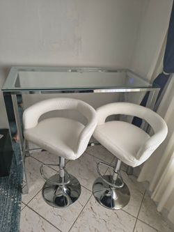 Chrome bar tablet and bar stools .... Mesa alta y taburetes con estructura cromada