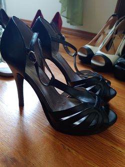 Classy Guess strappy heels size 9