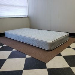 Twin size mattress - can DELIVER almost anywhere for $20 extra - gently used and in LIKE NEW condition 😍