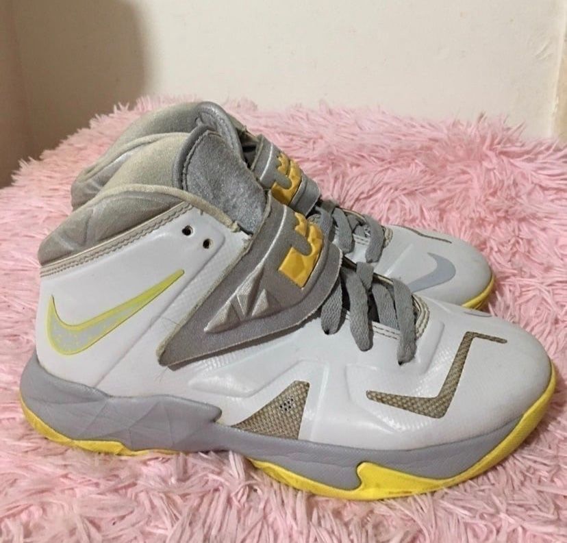 Nike Boys Lebron Soldier Gray Basketball Shoes Sneakers Size 5.5Y & Fit 7 Women