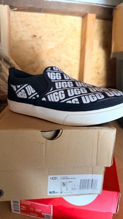 Brand new Uggs sz 5 kids
