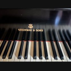Steinway & Sons Baby Grand 