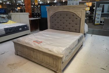Steve Silver Highland Park White Bedroom King Tufted Bed