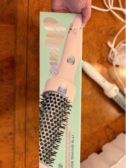 Mane It’s giving body hot hair brush