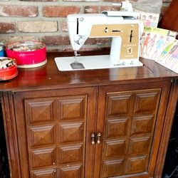SINGER SEWING MACHINE 