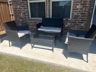 New inbox 4-pc patio set with cushions (pick up in Georgetown )