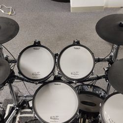 Roland TD 10 Vdrum Electronic Drum Set. 1 Of A Kind Black Diamond Wrap And Upgraded Drrum Rack. 