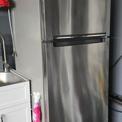 Whirlpool
18 cu. ft. Top Freezer Refrigerator in Stainless Steel