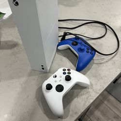 Xbox one S + Two Controllers