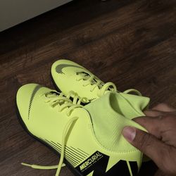 Nike Mercurial Boys Shoes Size 7y